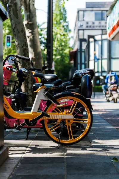 Een Verticaal Schot Van Elektrische Fietsen Geparkeerd Straat Van Sjanghai — Stockfoto