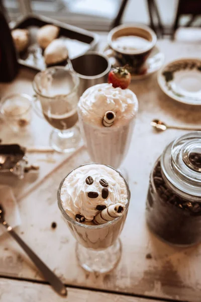 Una Toma Alto Ángulo Deliciosos Batidos Vainilla Decorados Con Palitos — Foto de Stock