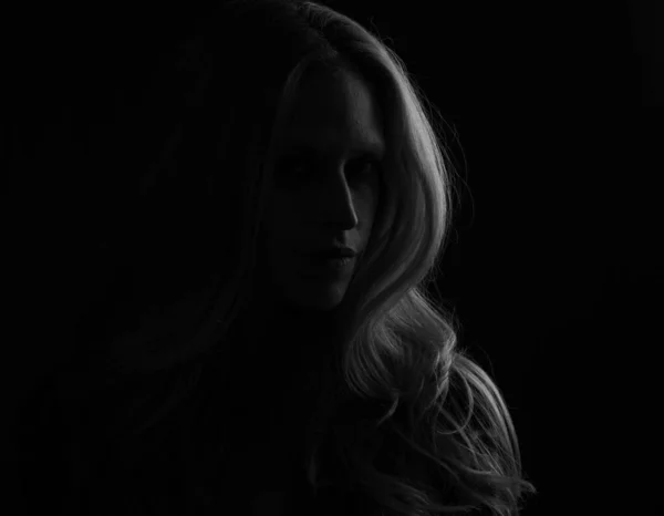 Een Jonge Blonde Vrouw Met Dramatische Mysterieuze Kant Van Het — Stockfoto