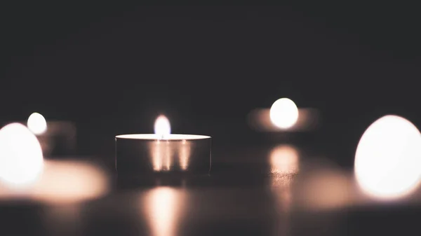 Close Pequenas Velas Acesas Brilhando Escuridão — Fotografia de Stock