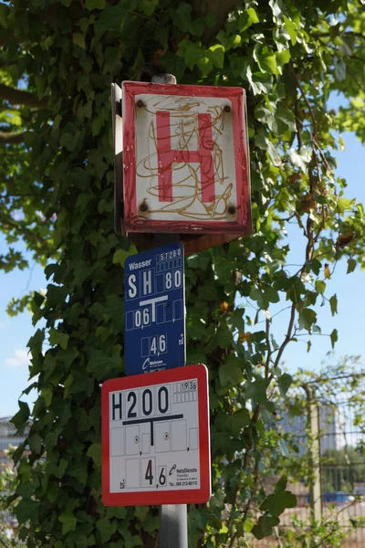 Ein Schild Weist Auf Einen Unterflurhydranten Und Ein Wasserventil Auf — Stockfoto