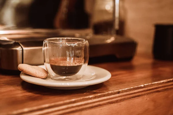 Nahaufnahme Eines Glases Kaffee Mit Einem Herzförmigen Keks Auf Einem — Stockfoto