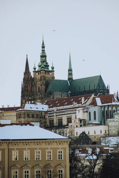 Schöne Aussicht Von Den Gebäuden Auf Die Berühmte Prager Burg — Stockfoto