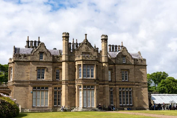 Lilburn Kulesi, Wooler, Northumberland, İngiltere yakınlarındaki bir malikane bahçesi Ulusal Bahçeler Şeması aracılığıyla açılıyor..