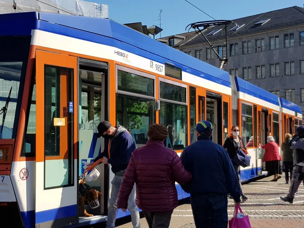 Persone Mascherate Che Salgono Scendono Tram Durante Prima Ondata Covid — Foto Stock