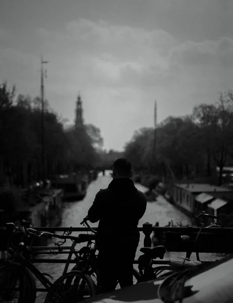 Μια Γκρίζα Πίσω Όψη Ενός Ποδηλάτη Στη Γέφυρα Θέα Ποτάμι — Φωτογραφία Αρχείου