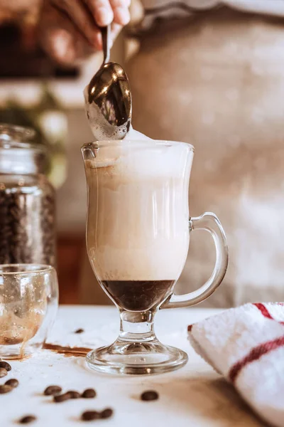 Kahve Yapan Bir Baristanın Dikey Yakın Çekimi Kremalı Çikolata Soslu — Stok fotoğraf
