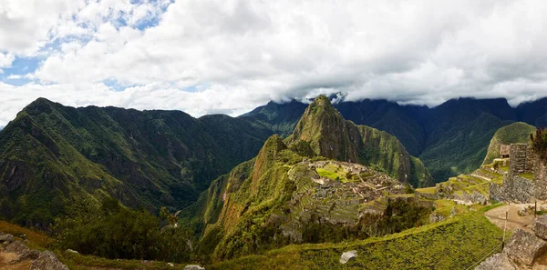 Machu Picchu dağının güzel manzarası ve Peru 'daki bulutlar.