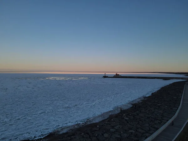 Una Vista Mare Una Costa Oceanica Con Porto Tramonto Che — Foto Stock