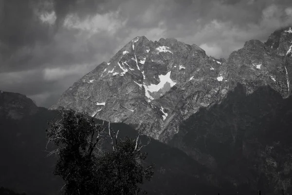岩だらけの山岳風景の魅惑的な景色 — ストック写真