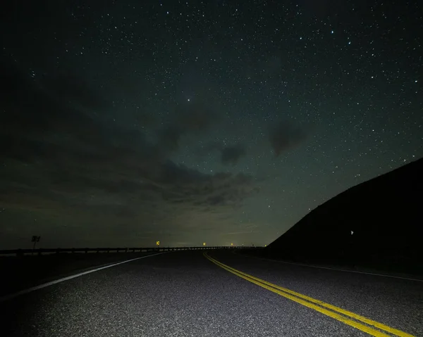 Una Strada Vuota Sotto Cielo Stellato — Foto Stock