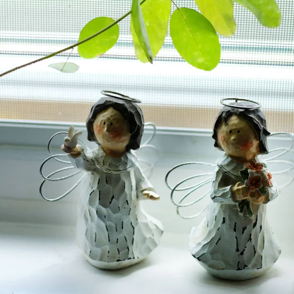 Ένα Κοντινό Πλάνο Μικροσκοπικά Αγάλματα Αγγέλων Δίπλα Στο Παράθυρο — Φωτογραφία Αρχείου