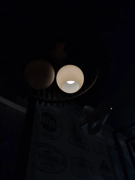 Вертикальний Знімок Білої Лампи Біля Вулиці Вночі — стокове фото