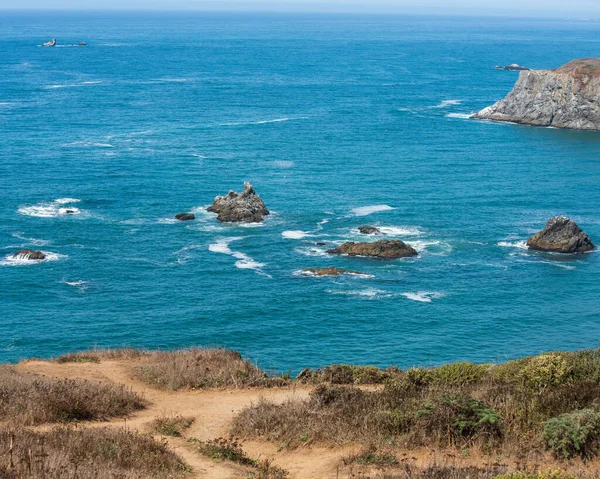 一个美丽的镜头从岩石构成的海的悬崖上射出 — 图库照片