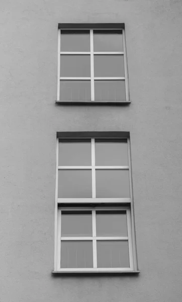 Eine Vertikale Aufnahme Der Fenster Eines Mehrfamilienhauses — Stockfoto