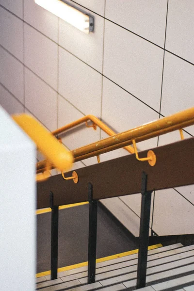 階段の黄色い手すりの垂直ショット — ストック写真