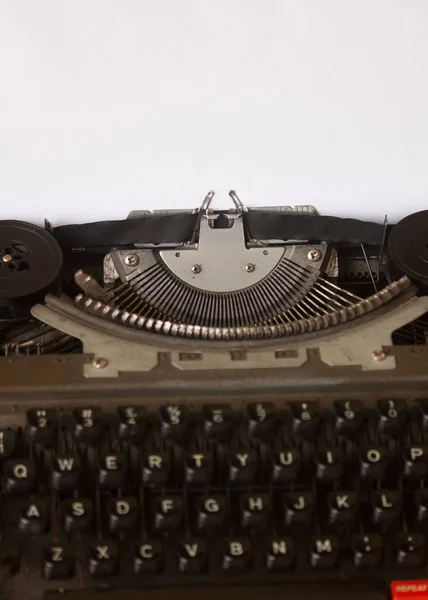 一张用空白白纸做的老式打字机的特写照片 — 图库照片