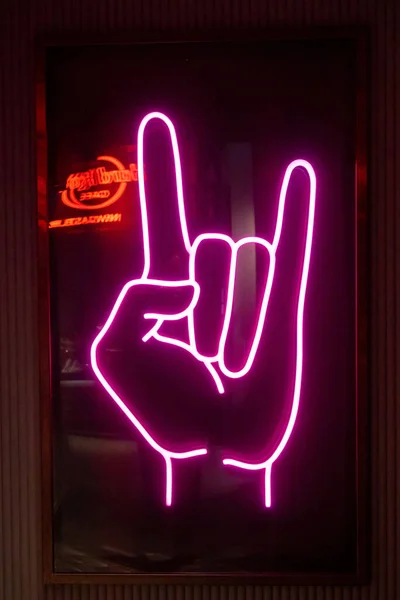 Rock Kéz Szimbólum Rózsaszín Neon Hard Rock Cafe Logó Tükröződik — Stock Fotó