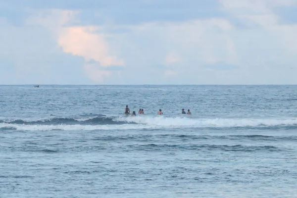 Красивый Вид Людей Плавающих Море Голубым Облачным Небом — стоковое фото