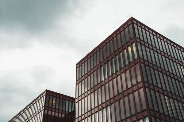 Plano Bajo Ángulo Moderno Edificio Minimalista Contra Cielo Nublado Hamburgo — Foto de Stock