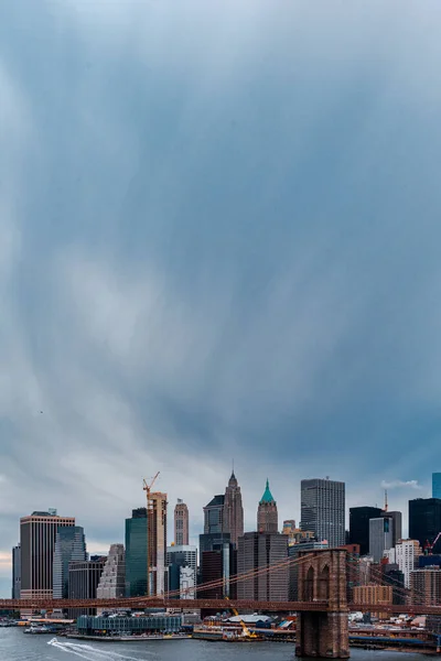 Bulutlu Bir Günde New York Taki Brooklyn Köprüsü Şehir Manzarasına — Stok fotoğraf