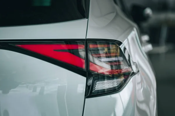 Gros Plan Phare Rouge Une Voiture Rapide Moderne Blanche — Photo