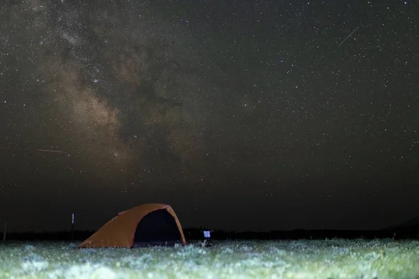 Una Hermosa Vista Una Tienda Campaña Bajo Cielo Nocturno Estrellado —  Fotos de Stock