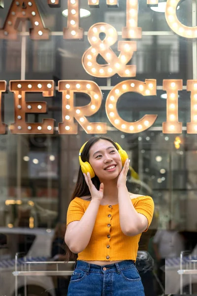 Щаслива Азіатська Жінка Слухає Музику Своїми Навушниками — стокове фото