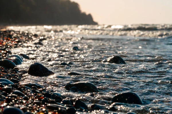 Onde Mare Schiumose Calme Sulla Spiaggia Sassosa Contro Tramonto — Foto Stock