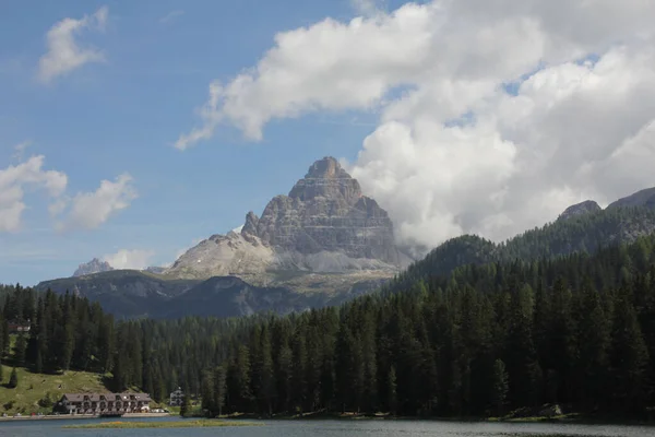 Uma Vista Distante Montanha Punta Sorapis Com Lago Floresta Primeiro — Fotografia de Stock