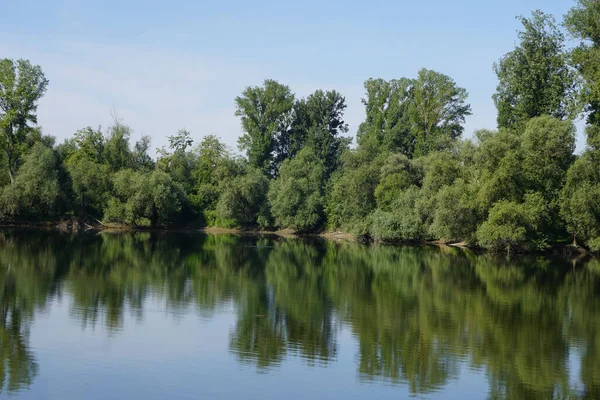 Lac Calme Tranquille Avec Parc Verdoyant Sur Rivage — Photo