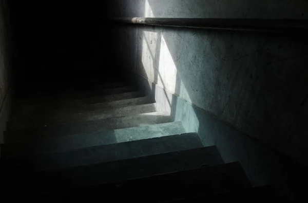 Tiro Dramático Uma Escada Concreto Com Luz Refletindo Uma Janela — Fotografia de Stock