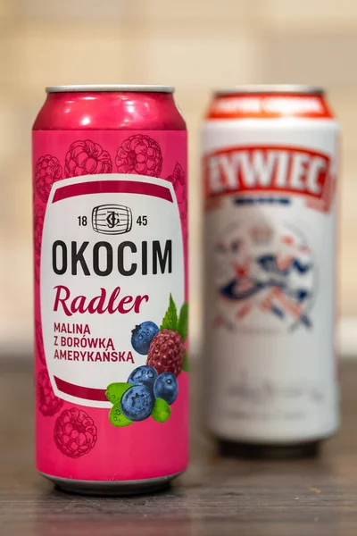 Tiro Vertical Cerveja Radler Marca Polonesa Okocim Com Sabor Baga — Fotografia de Stock