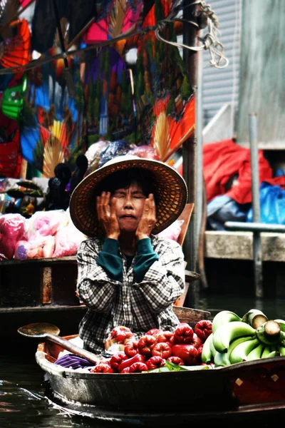 Taylandlı Bir Kadının Bangkok Tayland Yüzen Bir Pazarda Mal Satarken — Stok fotoğraf