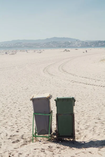 Colpo Verticale Due Bidoni Della Spazzatura Una Spiaggia Sabbia Una — Foto Stock