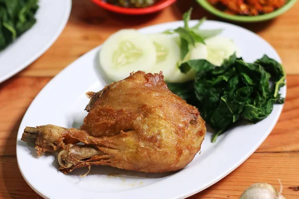 Primo Piano Pollo Fritto Con Spinaci Vapore Cetriolo Affettato Servito — Foto Stock