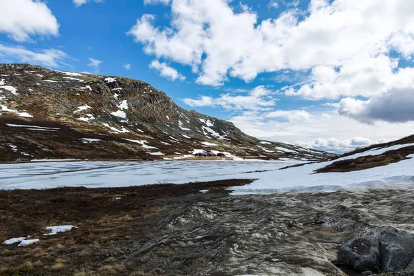 曇り空を背景に白い雪に覆われた岩山の景観 — ストック写真