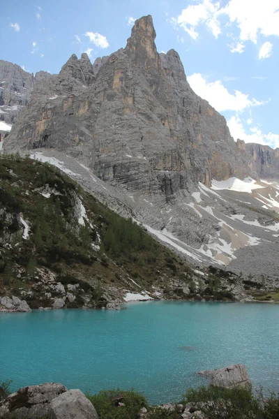 Eine Vertikale Aufnahme Des Berges Punta Sorapis Mit Einem See — Stockfoto