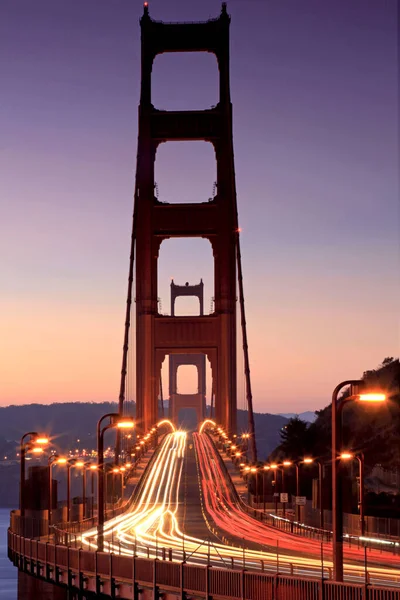 Günbatımında Işıklarla Birlikte Golden Gate Köprüsü Nün Dikey Uzun Pozu — Stok fotoğraf