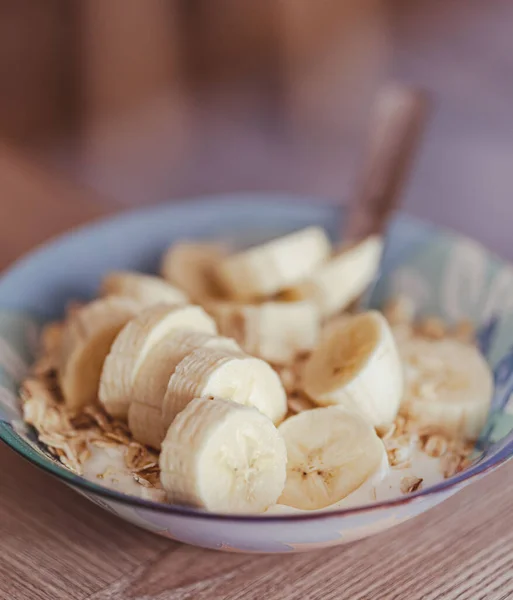 Zbliżenie Miski Owsem Bananami Śniadanie — Zdjęcie stockowe