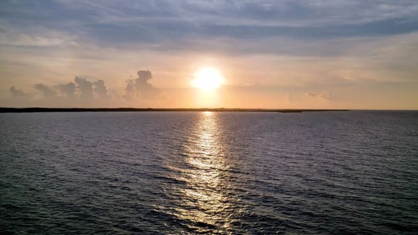 Manzaralı Günbatımında Büyüleyici Bir Deniz Manzarası — Stok fotoğraf