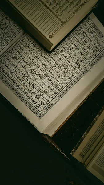 Une Vue Haut Coran Coran Couché Dans Une Pile — Photo