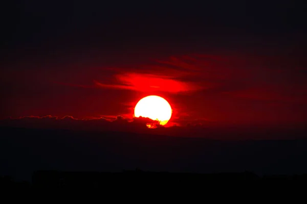 Una Hermosa Toma Del Atardecer Rojo Oscuridad — Foto de Stock