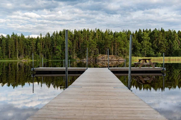 Ein Holzsteg Über Einem Von Bäumen Umgebenen See Unter Blauem — Stockfoto