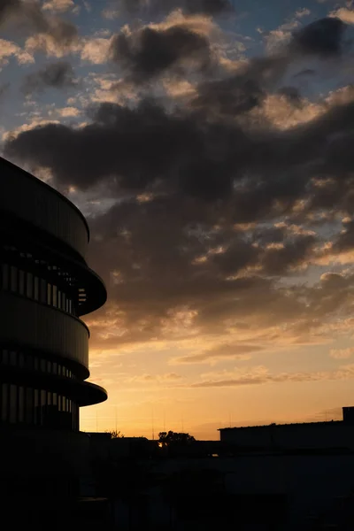 Plan Vertical Une Silhouette Bâtiment Arrière Plan Ciel Nuageux Coucher — Photo