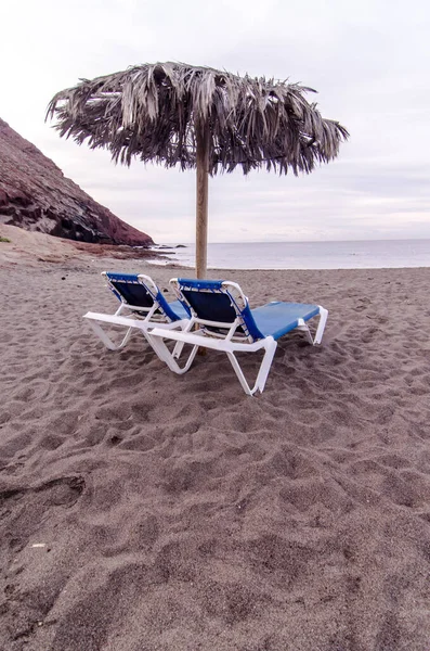 トロピカルビーチのサンベッドと傘 — ストック写真