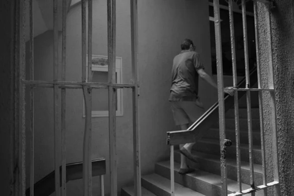 Une Photo Échelle Grise Homme Dans Escalier — Photo