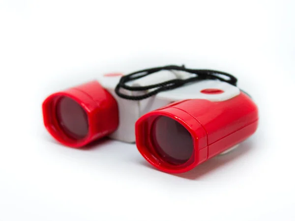 白い背景に隔離された赤いおもちゃの双眼鏡の閉鎖 — ストック写真