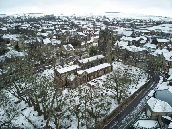冬季英国贝德福德郡奥黛尔所有圣徒教堂的鸟瞰图 — 图库照片