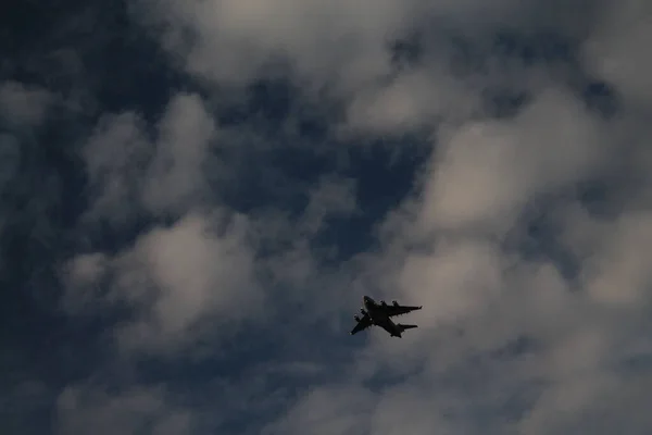 Avión Militar Cielo Cerca Aterrizar Aeropuerto —  Fotos de Stock